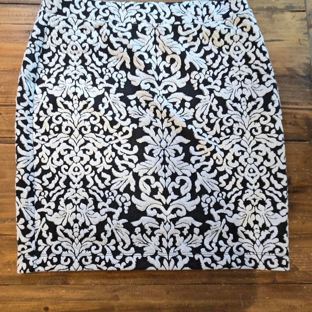 Ann Taylor LOFT Black White Damask Brocade Jacquard Pencil Skirt Small